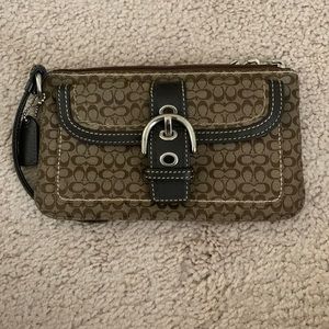 Coach wristlet 8x4 in used like new. No stains, scuffs or scratches
